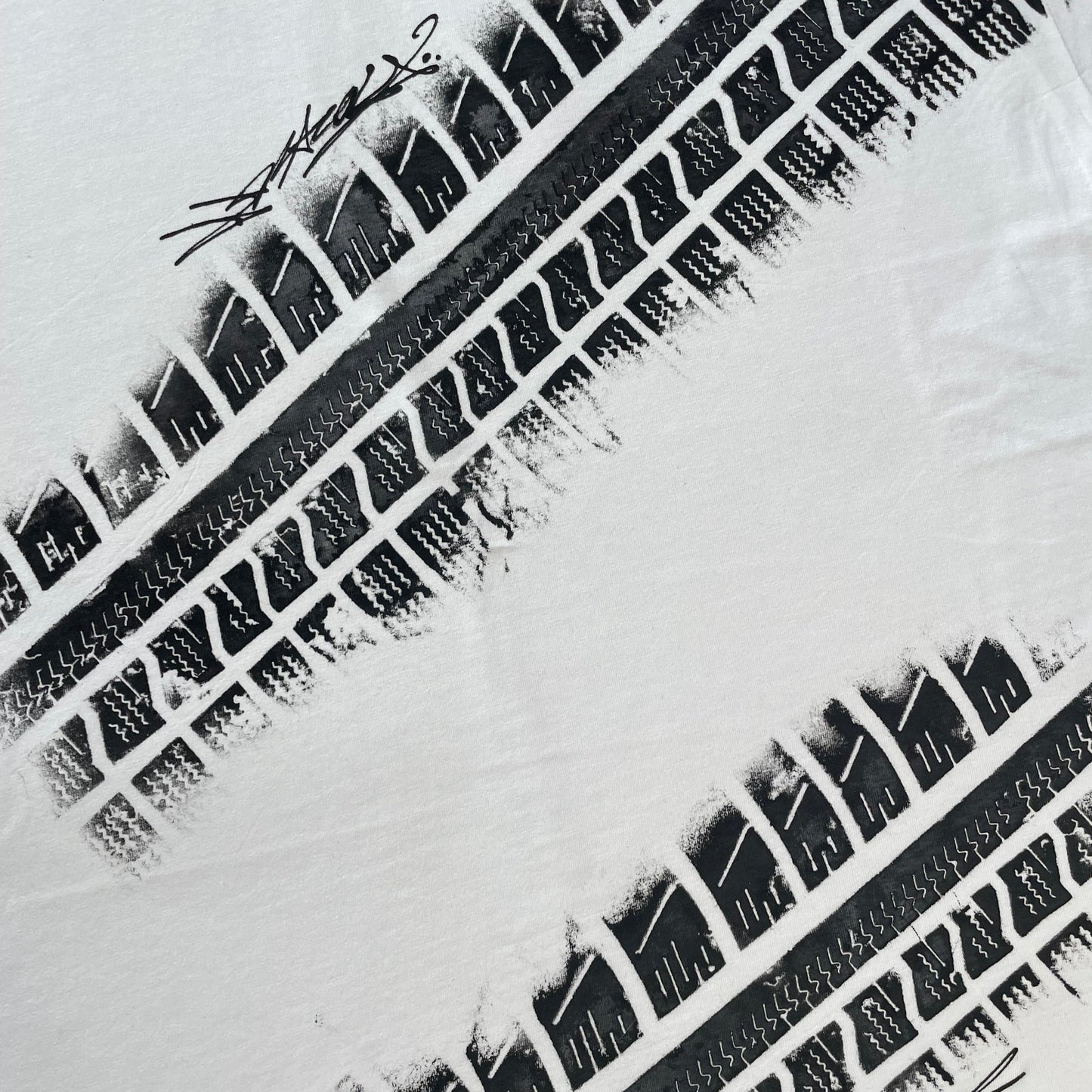 ABSTRAKT TIRE TEE